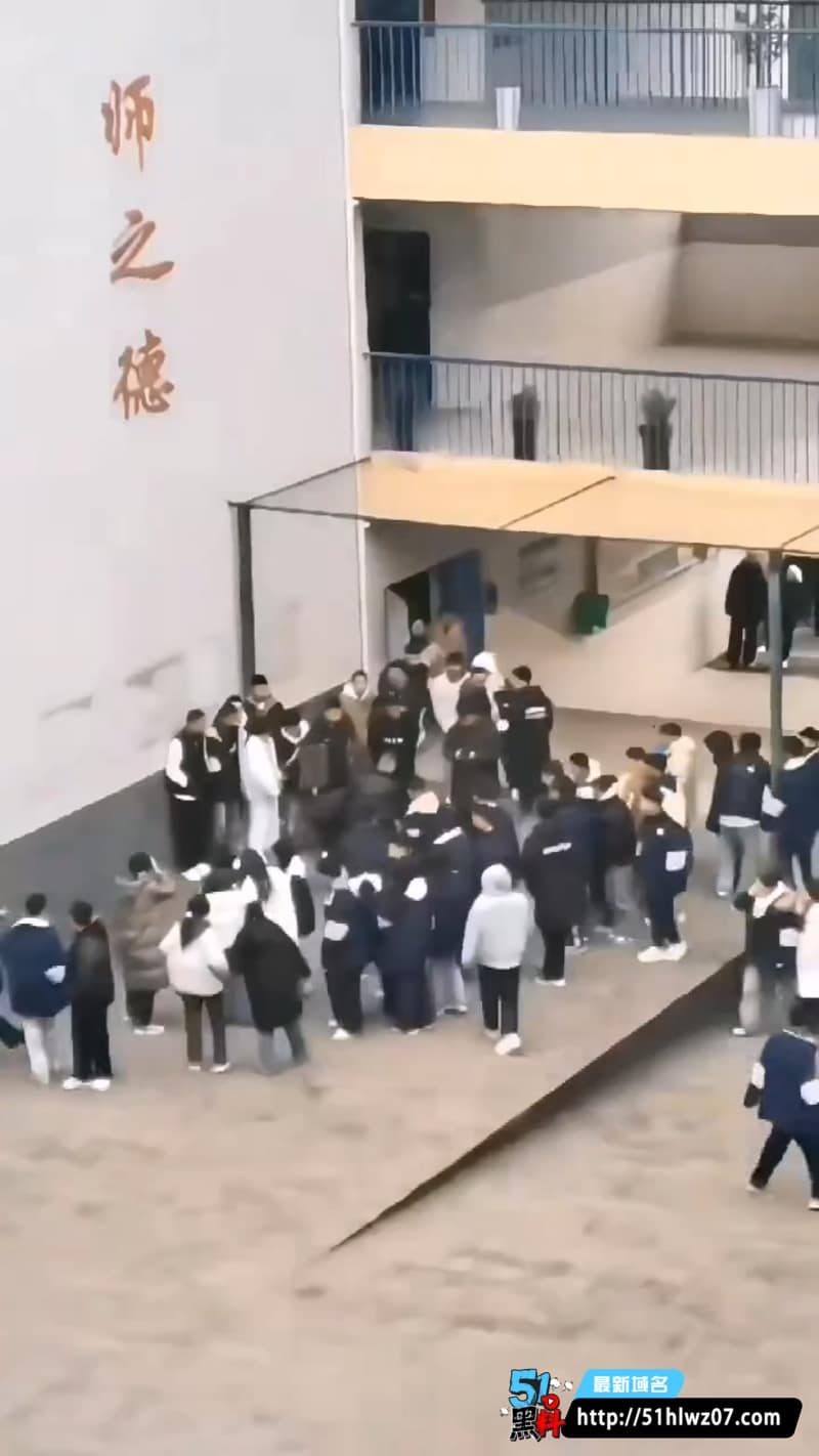 重庆垫江一中体育老师过肩摔学生这波操作真绝了，嘴出血抽搐还被说装病 垫江一中视频