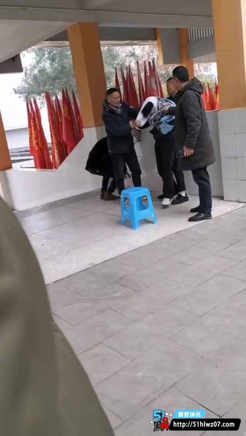 重庆垫江一中体育老师过肩摔学生这波操作真绝了，嘴出血抽搐还被说装病 教育爆料