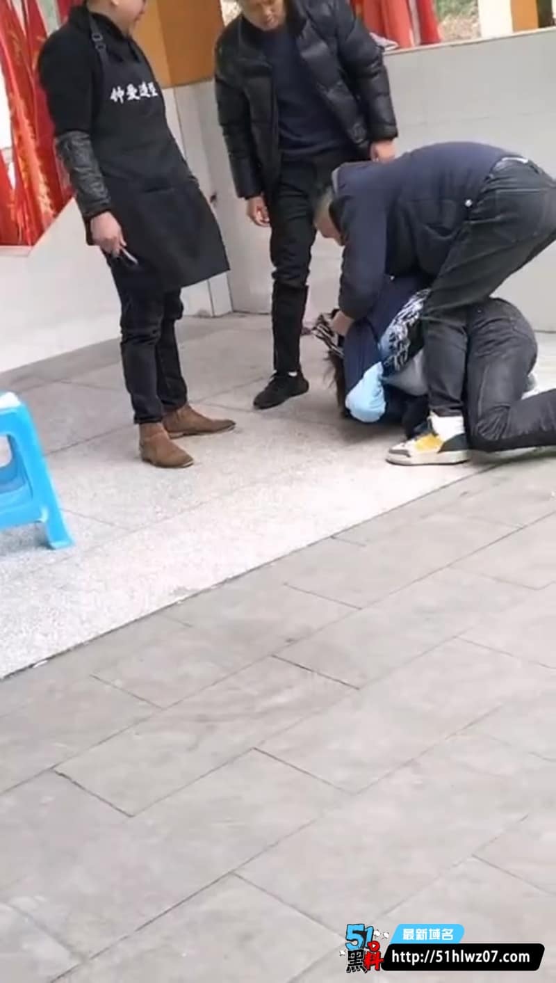 重庆垫江一中体育老师过肩摔学生这波操作真绝了，嘴出血抽搐还被说装病 热搜