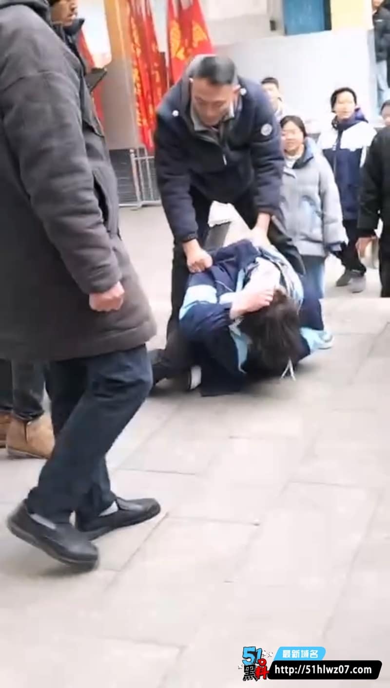 重庆垫江一中体育老师过肩摔学生这波操作真绝了，嘴出血抽搐还被说装病 奇闻