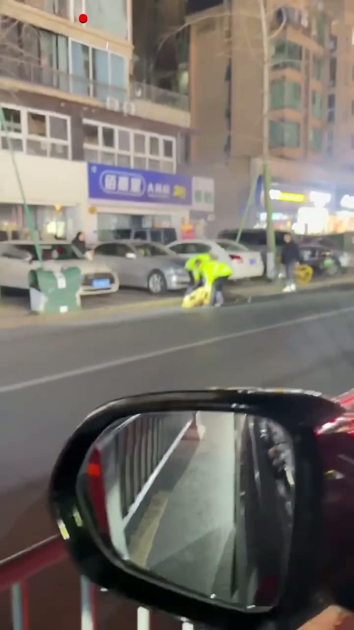 乐山通江街酒驾连撞7车，配电箱被撞到冒火花导致大停电 完整视频在线播放