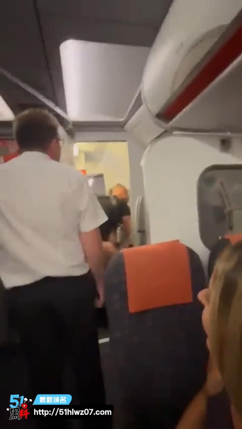 易捷航空厕所激情实录丨英国小伙生日之夜被抓现行全机起哄