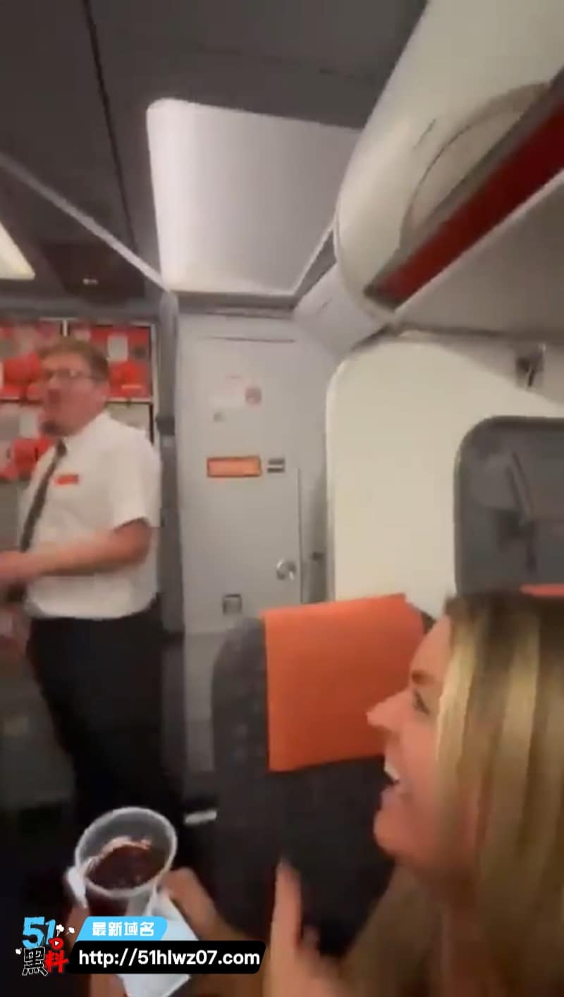 易捷航空厕所激情实录丨英国小伙生日之夜被抓现行全机起哄 情侣反差