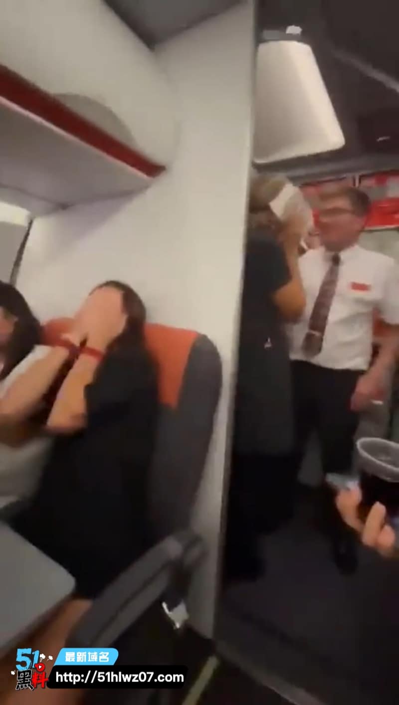 易捷航空厕所激情实录丨英国小伙生日之夜被抓现行全机起哄 航空禁飞