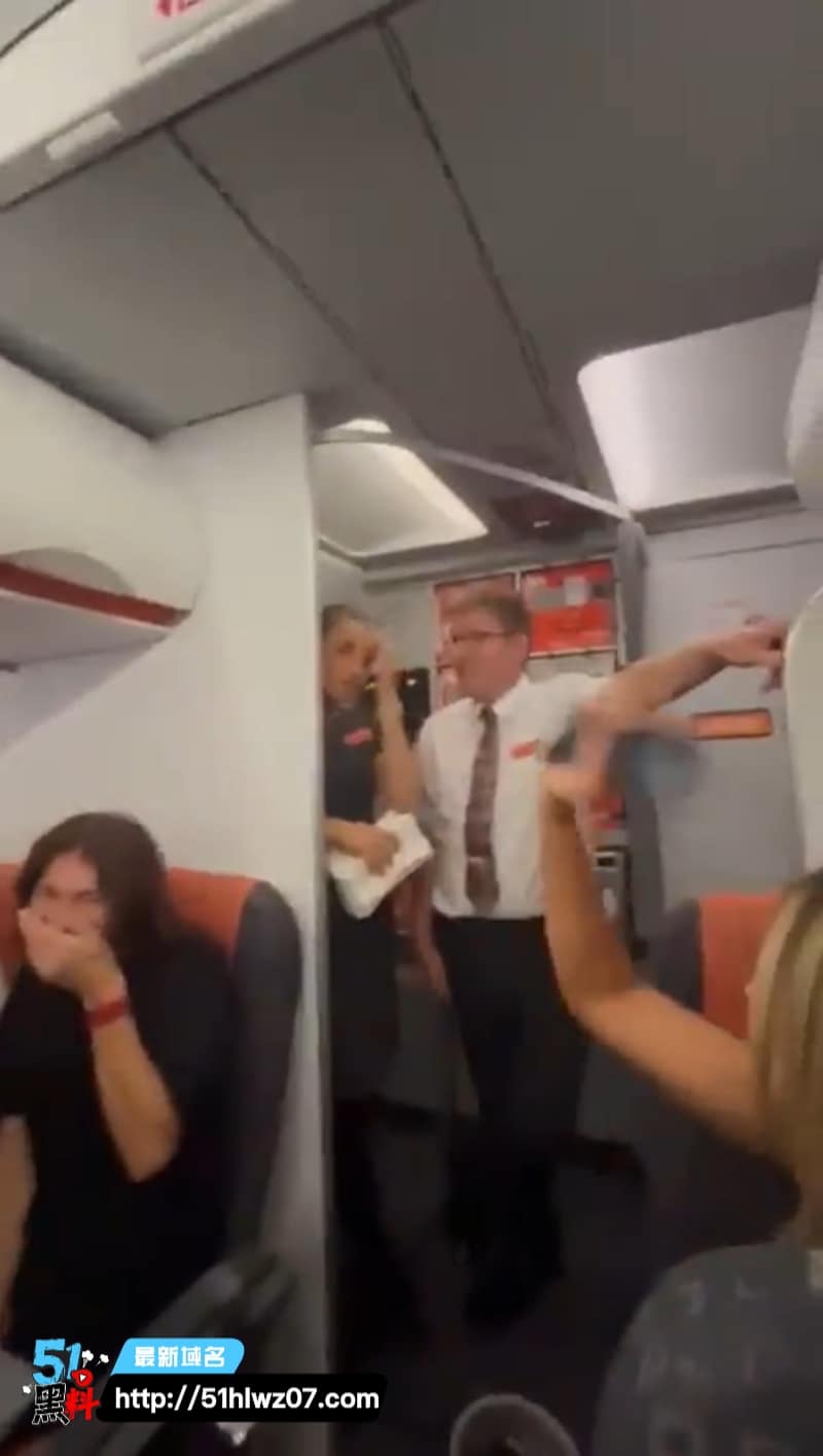易捷航空厕所激情实录丨英国小伙生日之夜被抓现行全机起哄 欧美吃瓜