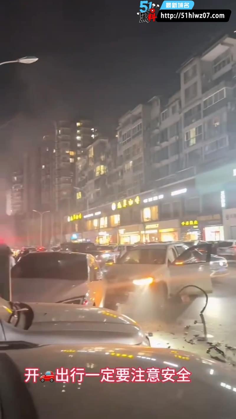 乐山通江街酒驾连撞7车，配电箱被撞到冒火花导致大停电 酒后驾驶