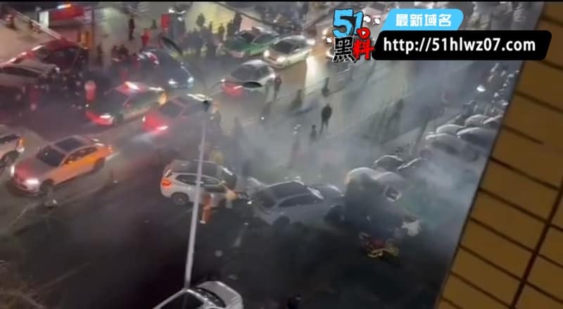 乐山通江街酒驾连撞7车，配电箱被撞到冒火花导致大停电 大面积停电