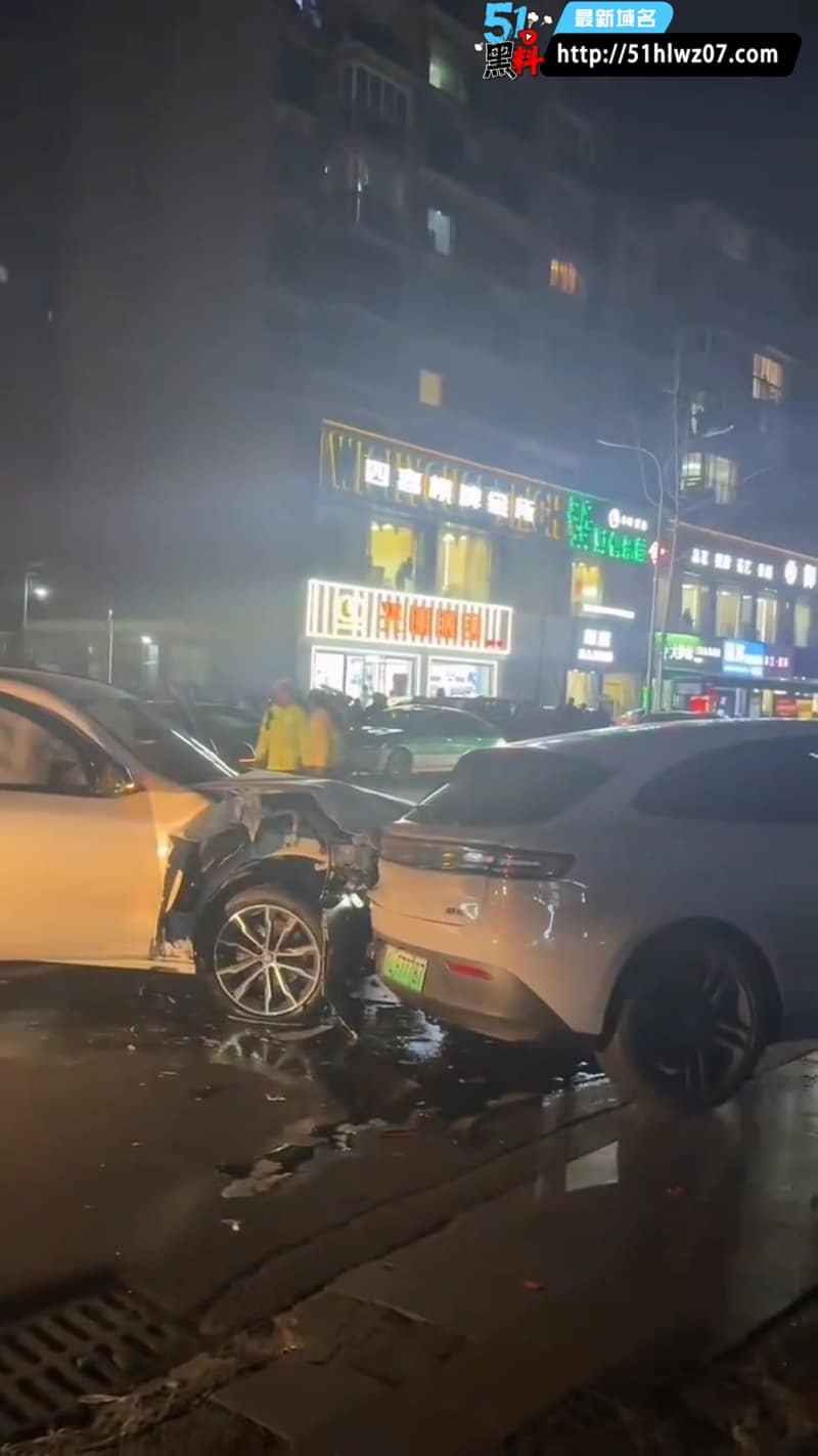乐山通江街酒驾连撞7车，配电箱被撞到冒火花导致大停电 交通意外