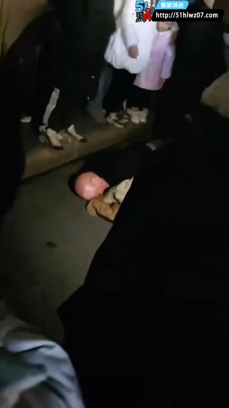 乐山通江街酒驾连撞7车，配电箱被撞到冒火花导致大停电 爆料
