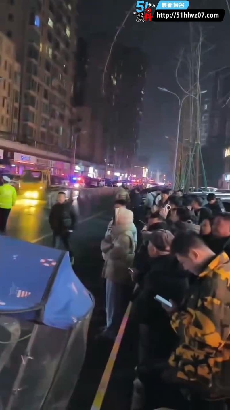 乐山通江街酒驾连撞7车，配电箱被撞到冒火花导致大停电 热搜