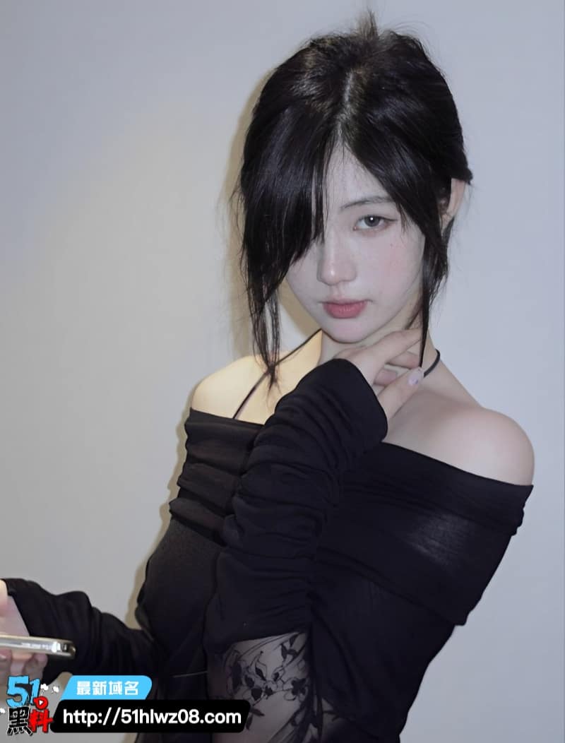 河南学妹这波黑丝渔网私拍太顶了，户外大胆露出直接被干到喷水