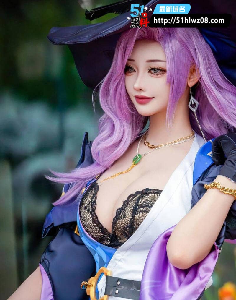 Yasal现身萤火虫漫展这身材真离谱，白衬衫被撑爆太顶了 Cosplay