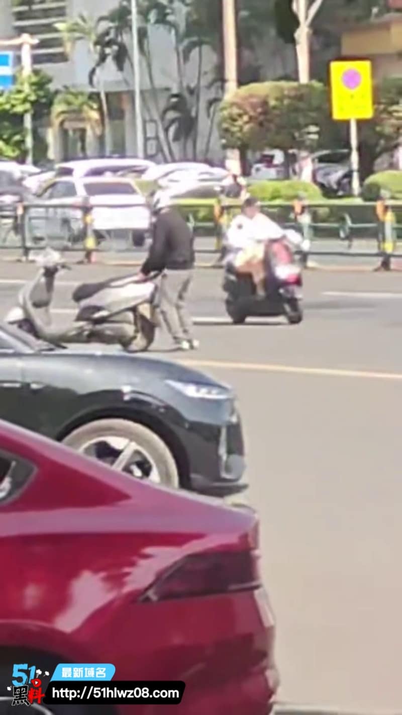 电动车性爱表演这波真绝了，马路边直接跨坐低吟，这哥们玩得也太野了 猎奇