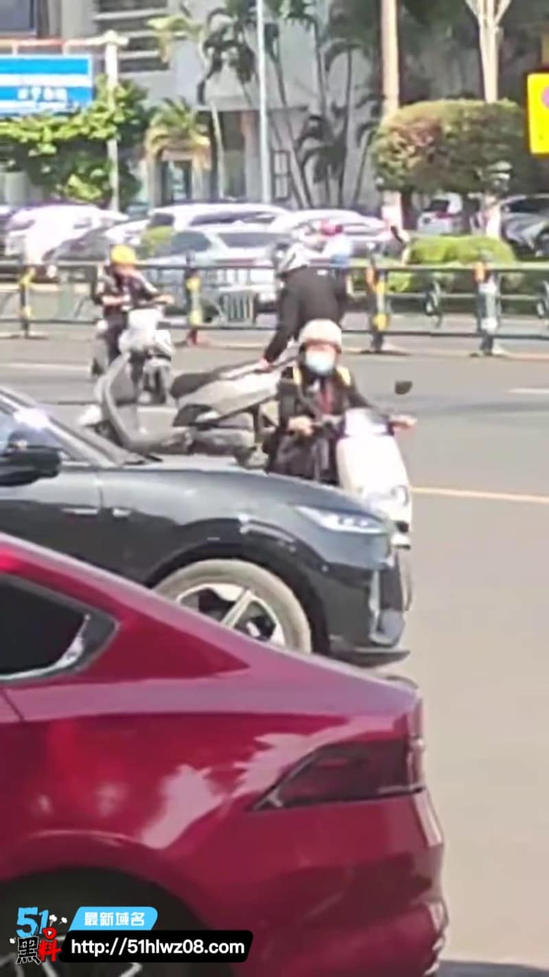 电动车性爱表演这波真绝了，马路边直接跨坐低吟，这哥们玩得也太野了 福利