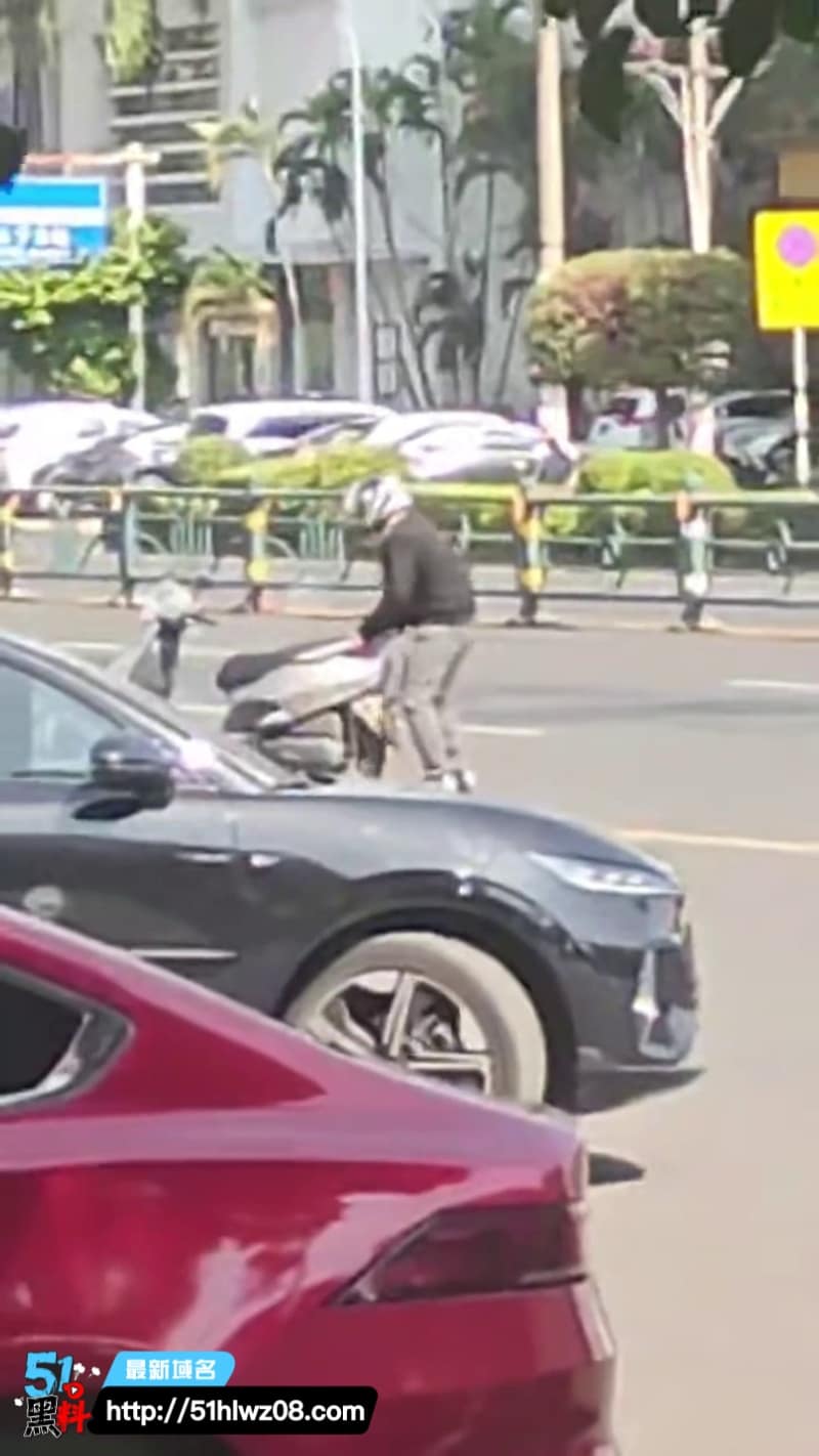 电动车性爱表演这波真绝了，马路边直接跨坐低吟，这哥们玩得也太野了 反差