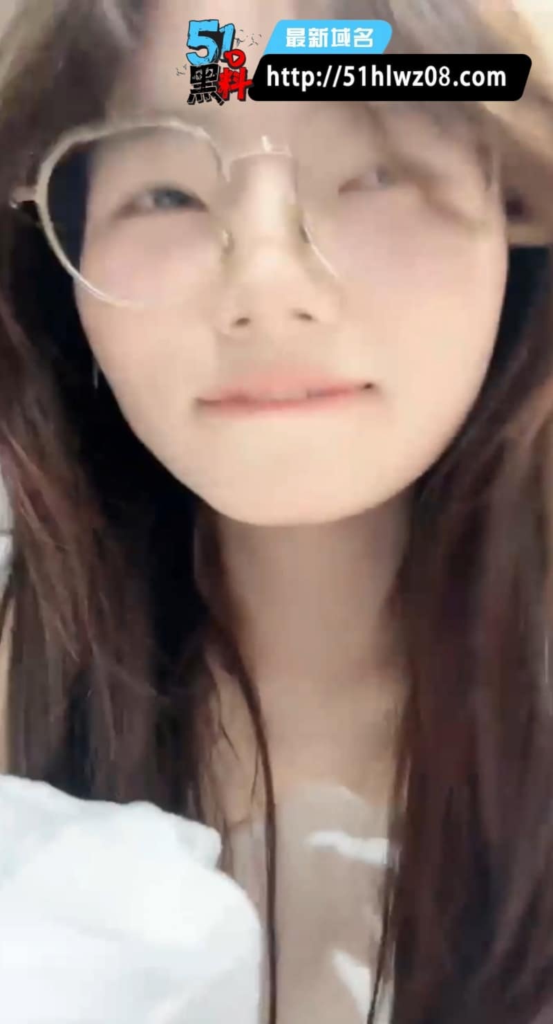 眼镜妹合集丨看着斯文清纯其实私下浪得没边，反差感直接顶满 网红