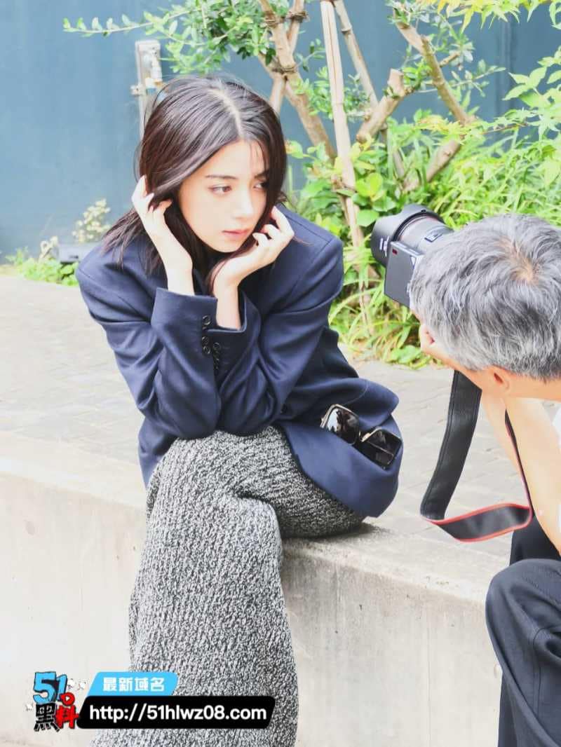 池田依来沙原本走清纯路线，私下拍AV被按在床上叫得太野了 爆乳