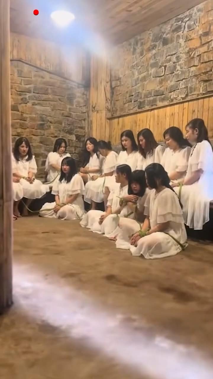 东南亚女猪仔内幕起底,业绩不达标就得被随意玩弄 完整视频在线播放
