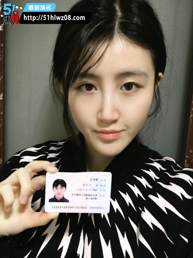 李昕玉裸贷视频外流在洗手间全裸举身份证转圈拍得太清晰 大学生
