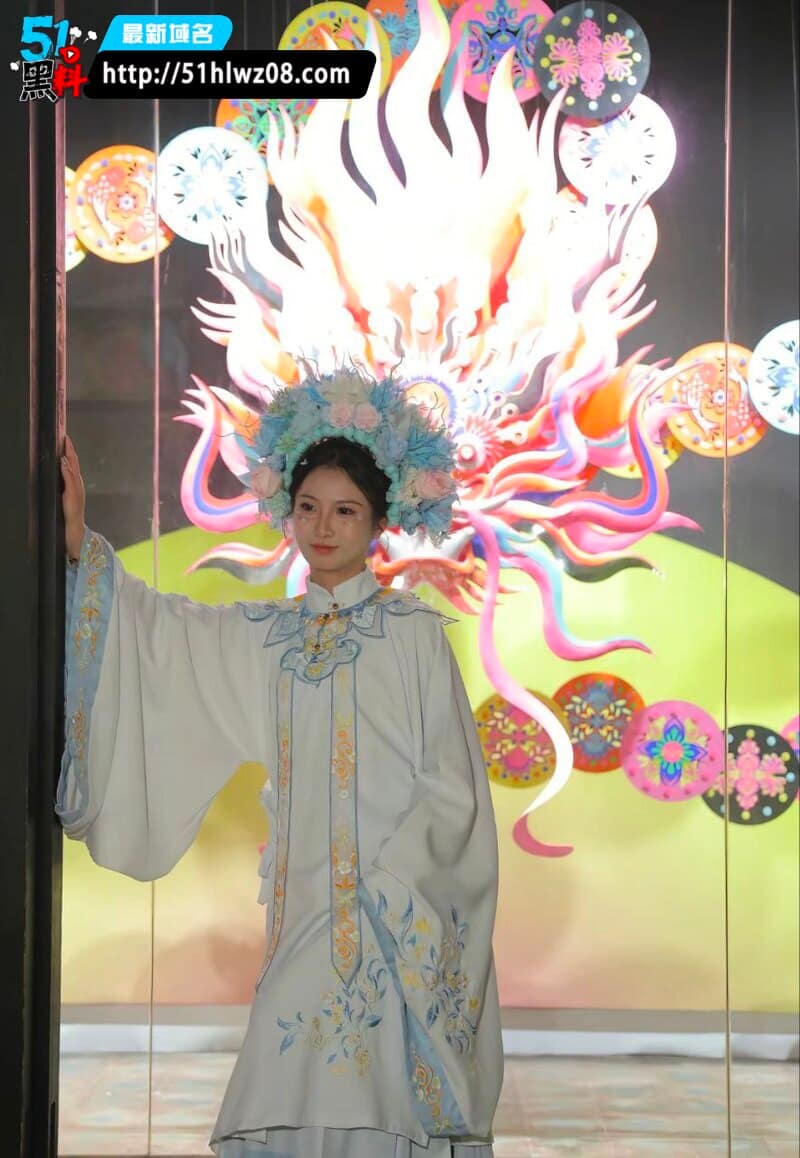 凯莉卖车直播塞跳蛋内幕，黑丝长腿娇喘细节太顶 爆料