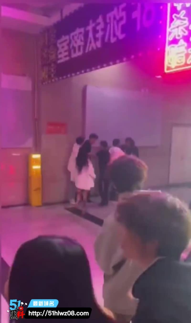 石家庄弥钛密室光膀子男1v3实录丨连女朋友都被推开场面太乱