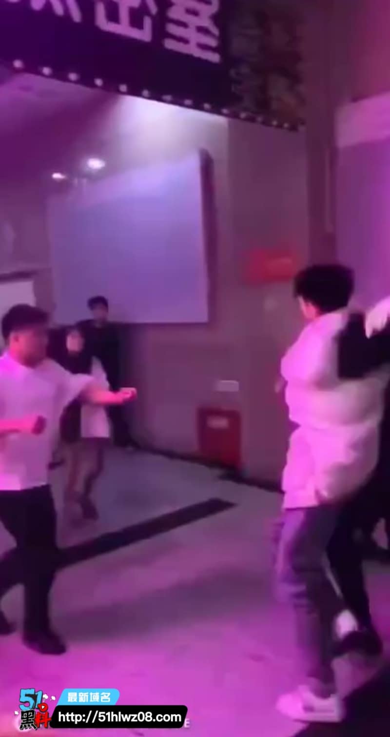 石家庄弥钛密室光膀子男1v3实录丨连女朋友都被推开场面太乱 吃瓜
