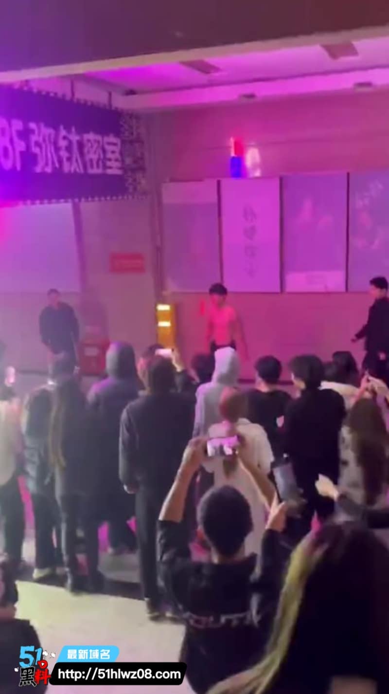 石家庄弥钛密室光膀子男1v3实录丨连女朋友都被推开场面太乱 密室打架视频
