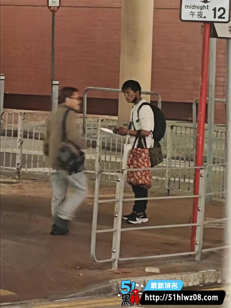 屯门市广场持刀劫持惊魂，越南男子挥舞牛肉刀被击毙 热搜