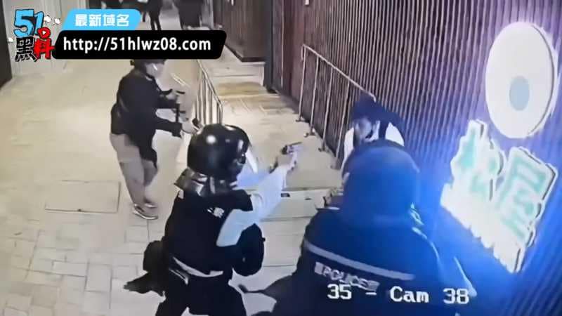 屯门市广场持刀劫持惊魂，越南男子挥舞牛肉刀被击毙 越南籍男子