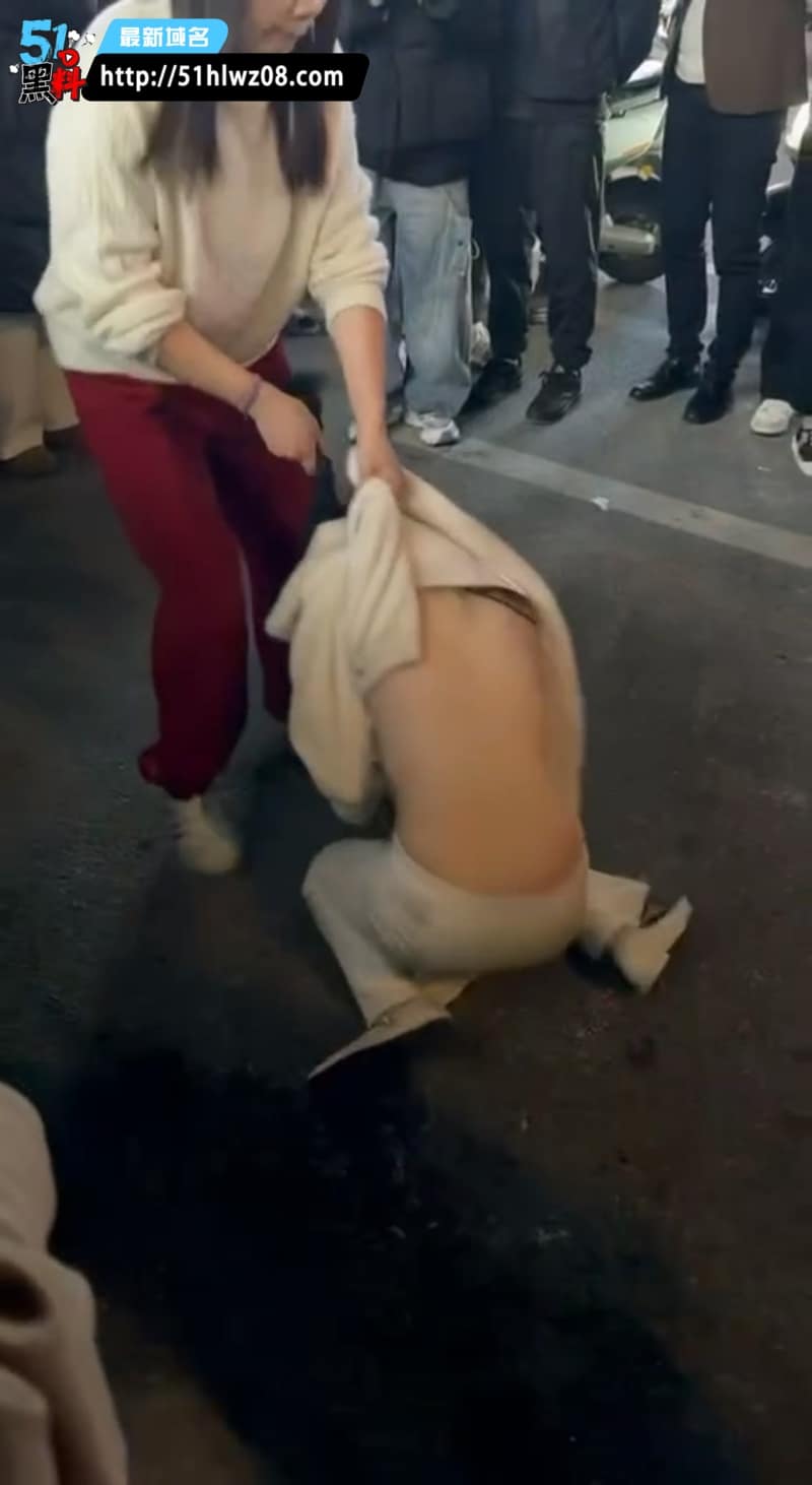 福建平潭抓小三现场太顶了丨原配直接把对方衣服撕烂奶子全露 吃瓜爆料