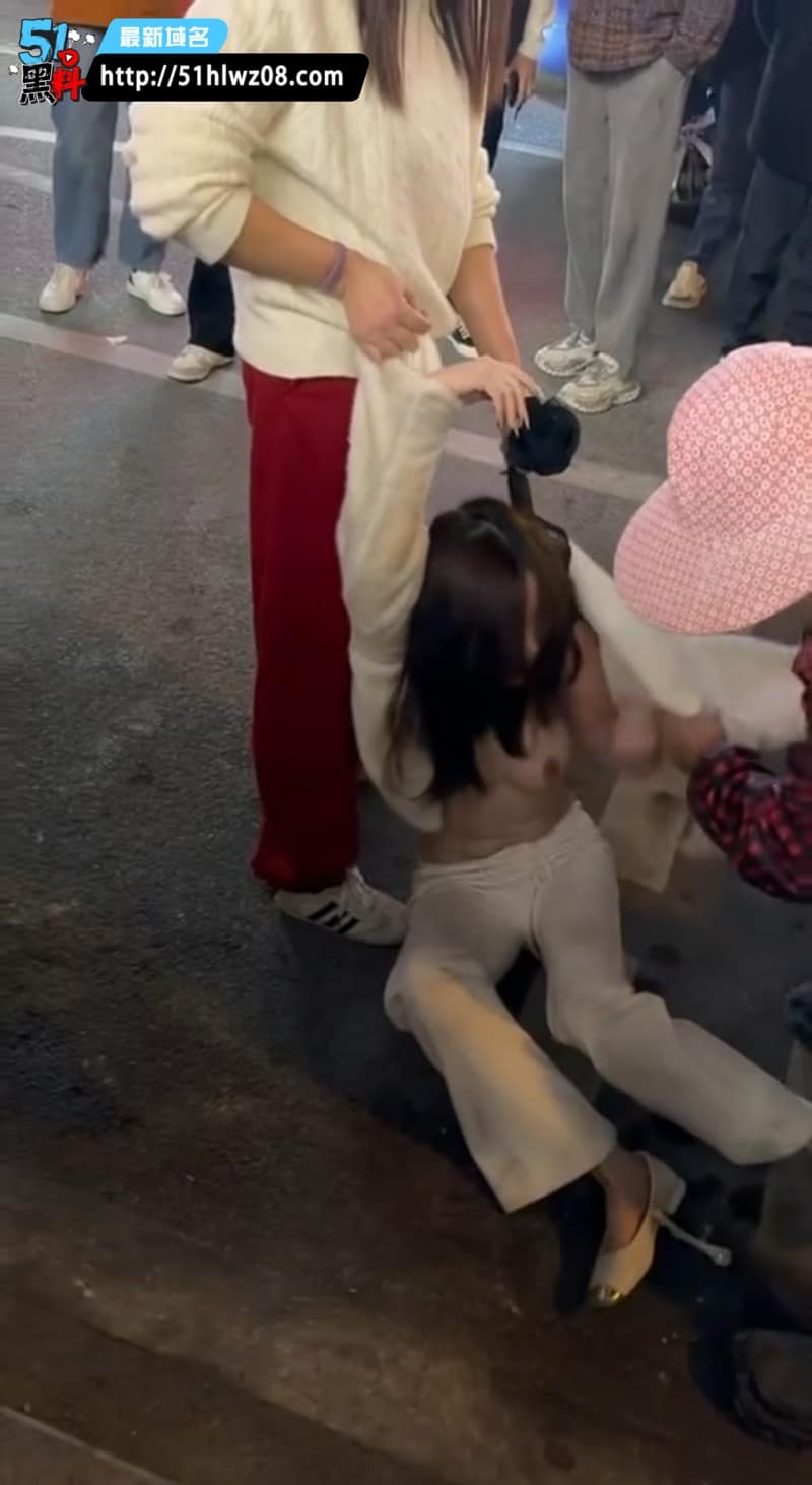 福建平潭抓小三现场太顶了丨原配直接把对方衣服撕烂奶子全露 出轨现场