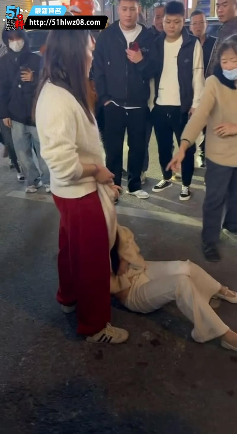 福建平潭抓小三现场太顶了丨原配直接把对方衣服撕烂奶子全露 吃瓜