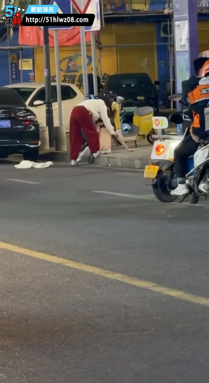 福建平潭抓小三现场太顶了丨原配直接把对方衣服撕烂奶子全露 福利