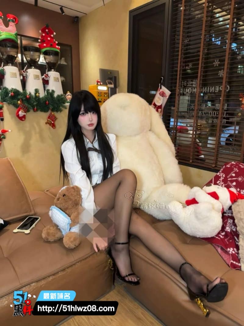 嘉仪喵这波千元定制足交我是真没绷住，黑丝紫边简直绝了