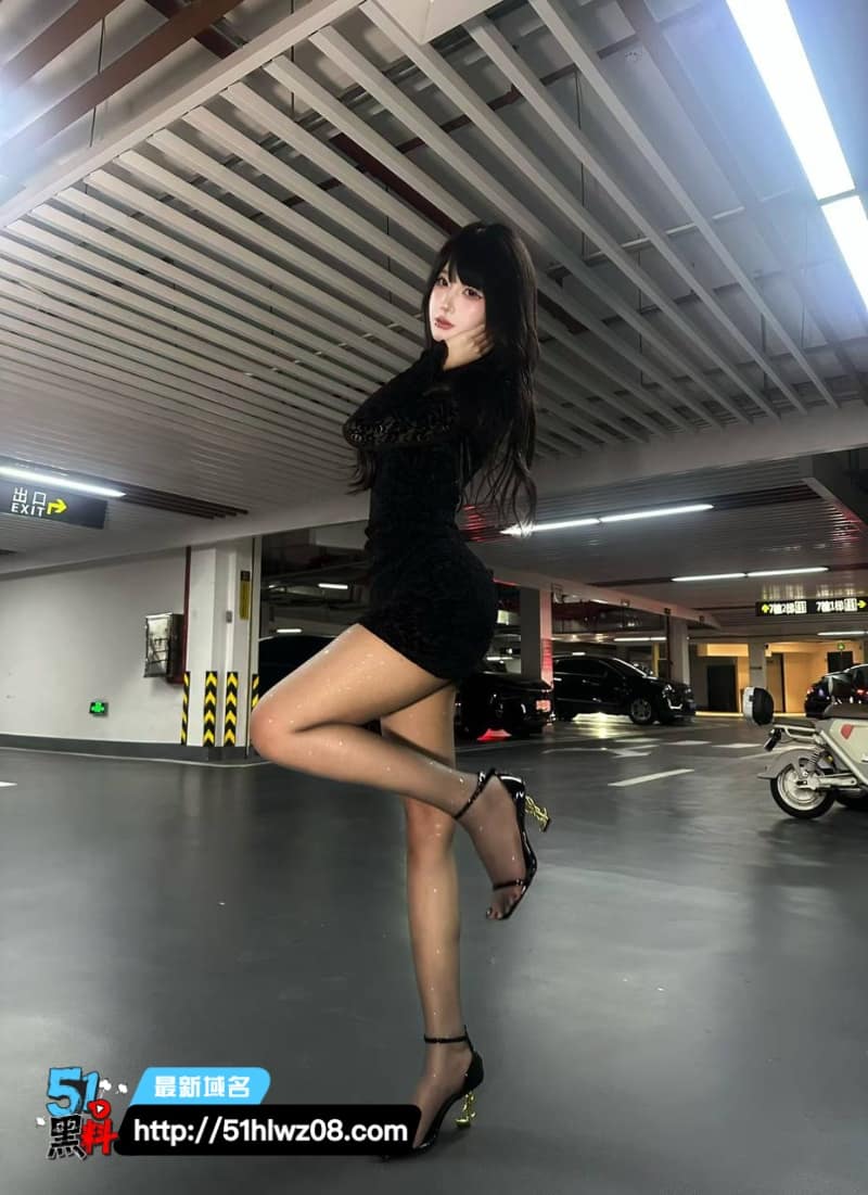 嘉仪喵这波千元定制足交我是真没绷住，黑丝紫边简直绝了 足控福利
