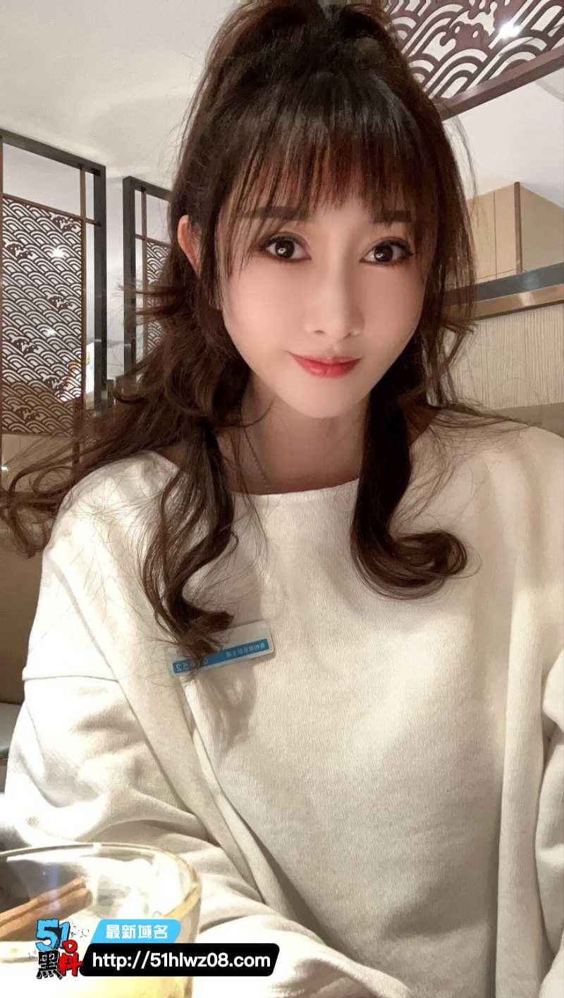 车模维可娜私下反差起底，高冷女神跪在床上的细节太顶