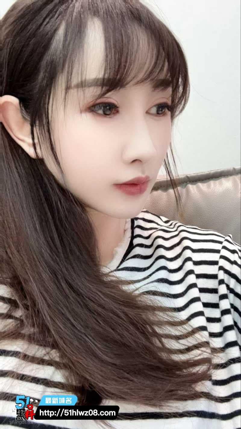 车模维可娜私下反差起底，高冷女神跪在床上的细节太顶 灰丝翘臀