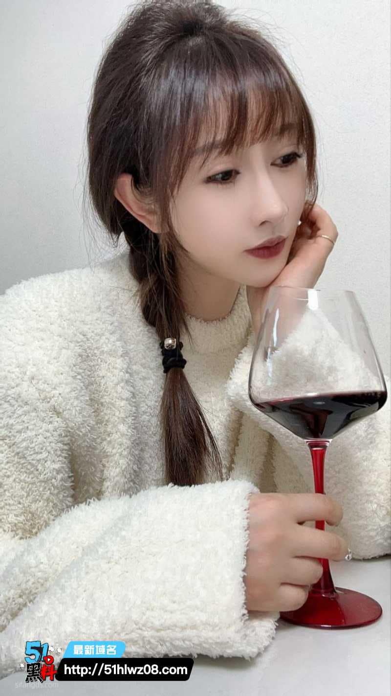 车模维可娜私下反差起底，高冷女神跪在床上的细节太顶 车模私密视频