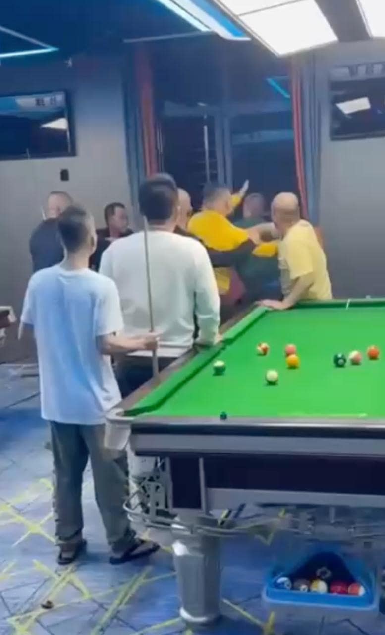 琼海台球厅赖账群殴丨看着是打球私下打得这么狠,血溅球桌太真实 完整视频在线播放
