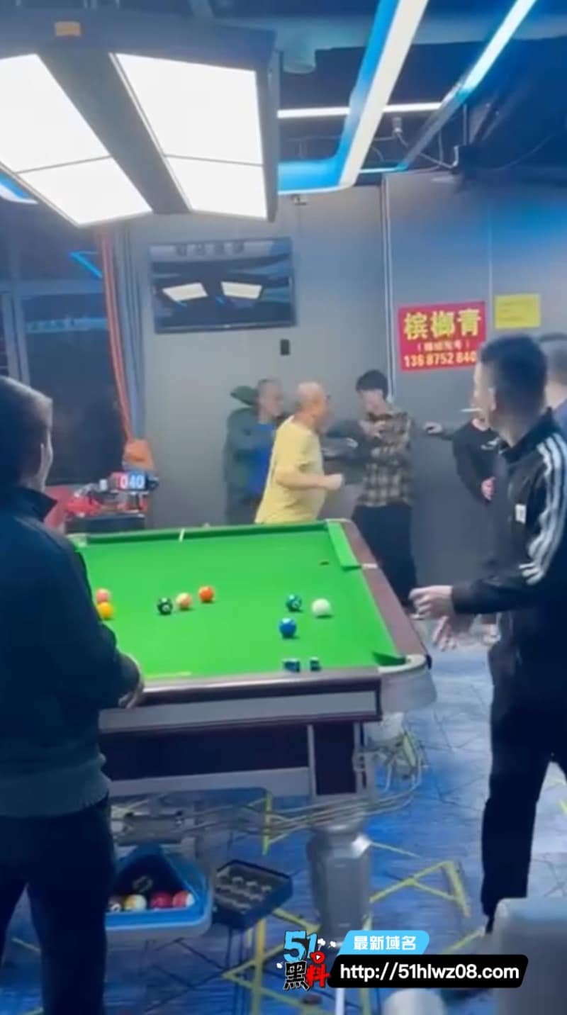 琼海台球厅赖账群殴丨看着是打球私下打得这么狠，血溅球桌太真实