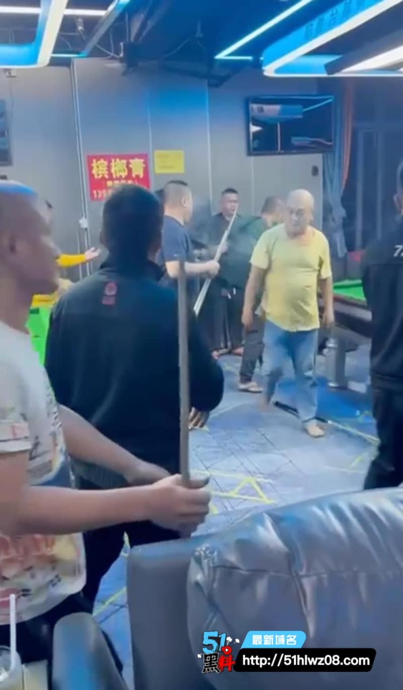 琼海台球厅赖账群殴丨看着是打球私下打得这么狠，血溅球桌太真实 海南打架视频