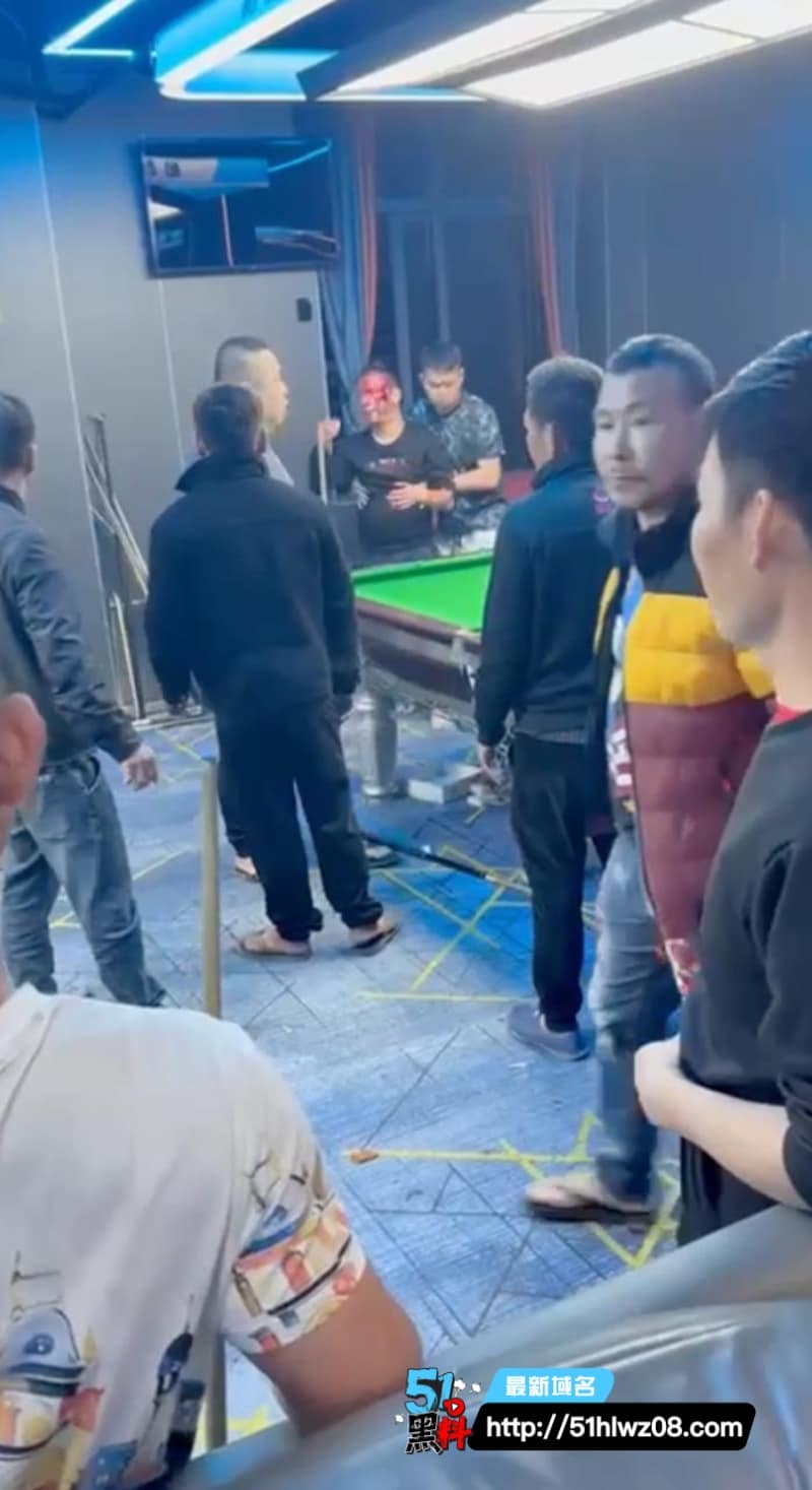 琼海台球厅赖账群殴丨看着是打球私下打得这么狠，血溅球桌太真实 输钱赖账打架