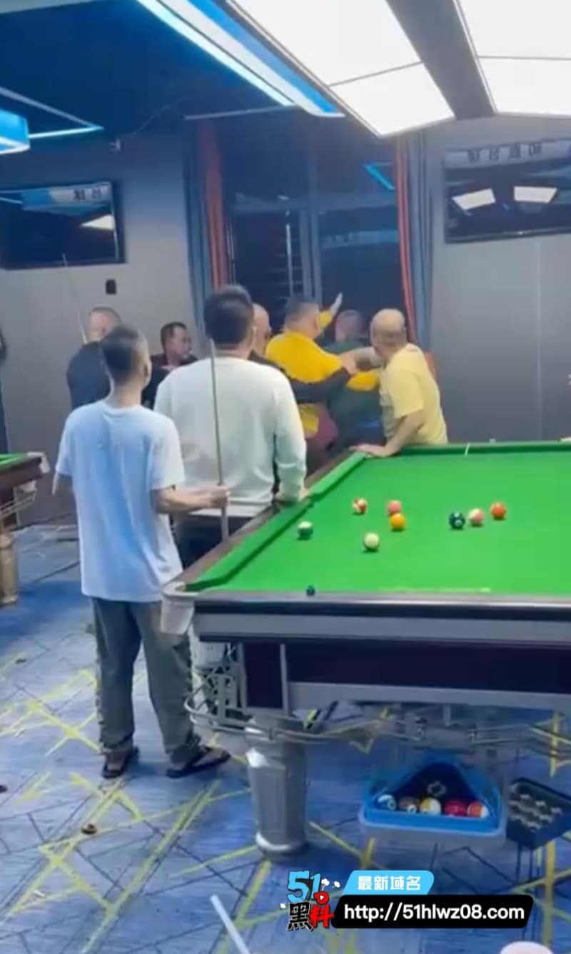 琼海台球厅赖账群殴丨看着是打球私下打得这么狠，血溅球桌太真实 琼海爆料