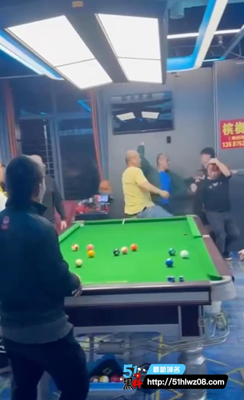 琼海台球厅赖账群殴丨看着是打球私下打得这么狠，血溅球桌太真实 吃瓜