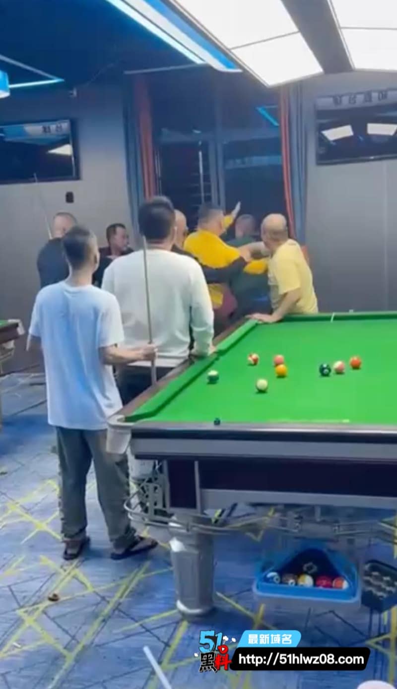琼海台球厅赖账群殴丨看着是打球私下打得这么狠，血溅球桌太真实 爆料