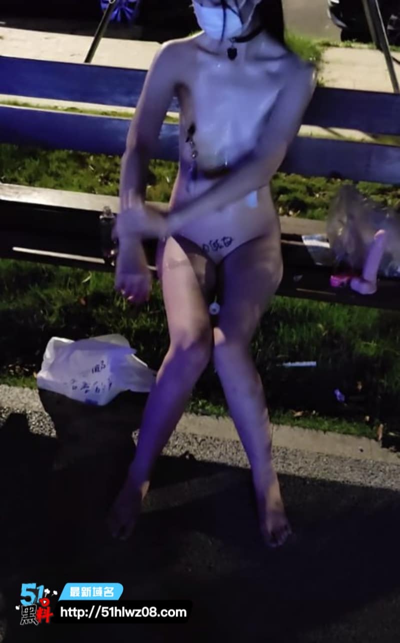 好家伙77酱成都双流户外全裸这波真顶，边走边抠水直接流大腿根 公园露出