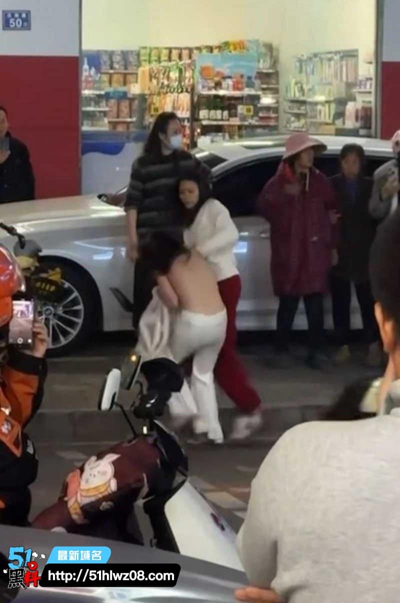 平潭街头抓包视频丨看着挺体面的厦门小三被原配薅发撕衣太惨了