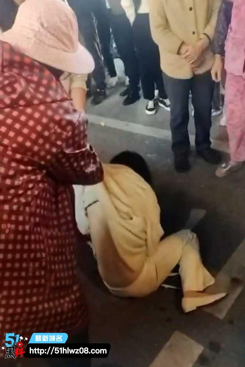平潭街头抓包视频丨看着挺体面的厦门小三被原配薅发撕衣太惨了 原配撕小三