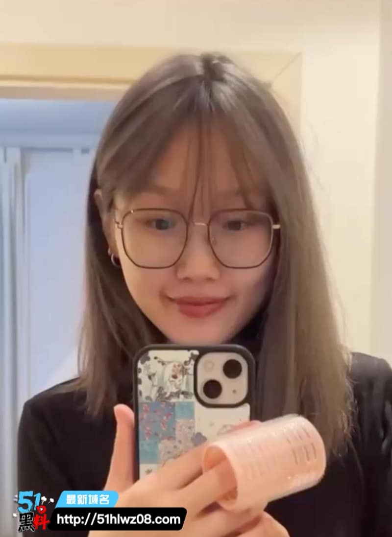 精神小妹戴眼镜反差太猛丨私下深喉吞屌巨乳晃荡简直是极品 口交福利