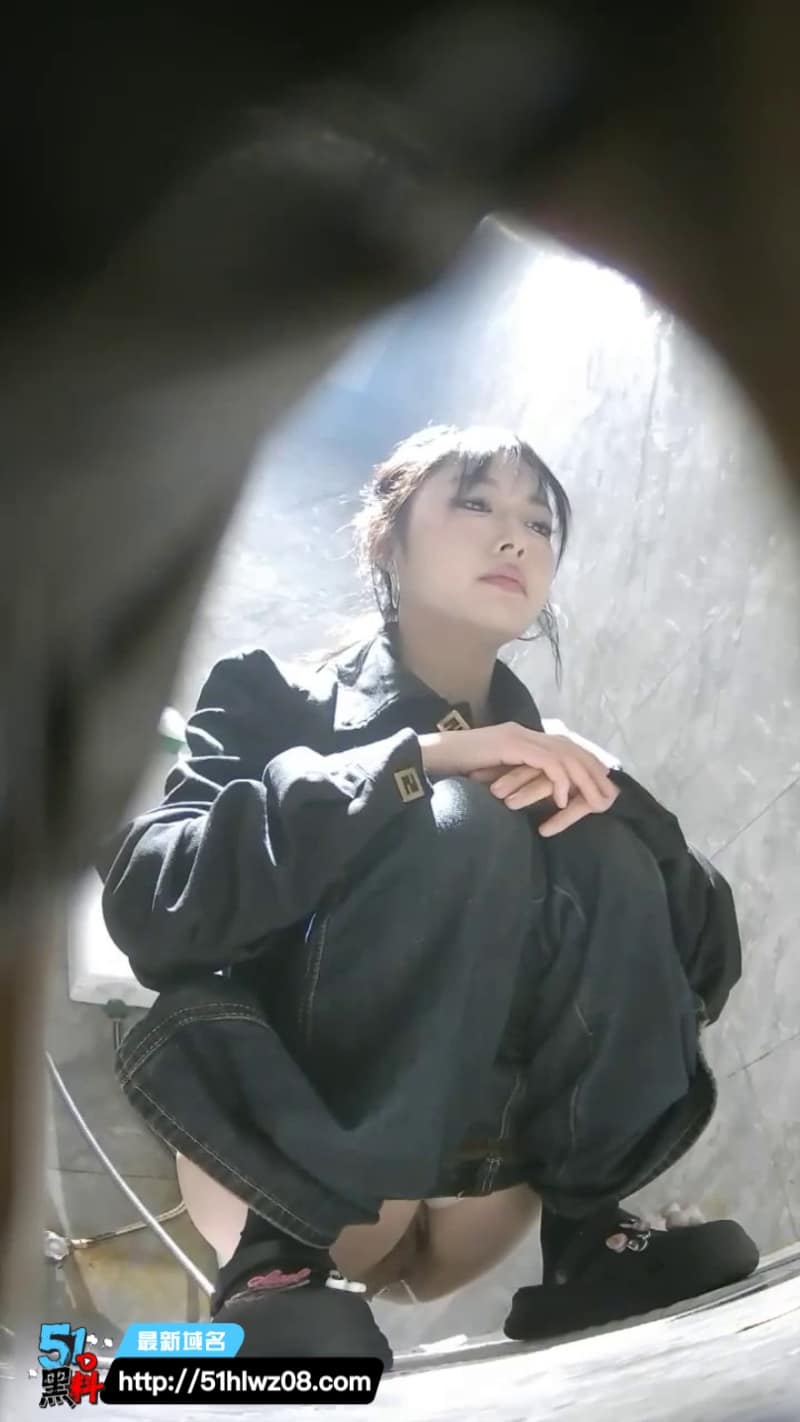 酒吧女厕偷拍全景，多位高颜值女神浓密阴毛黑亮太诱人 网红